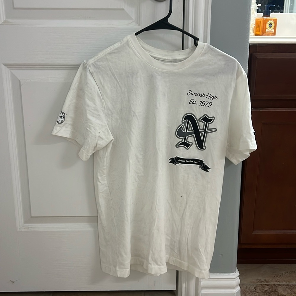 Men’s Nike shirt, small